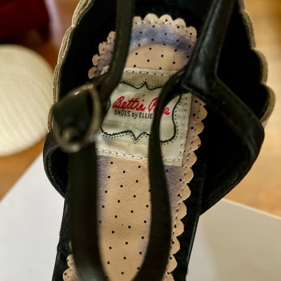 Bettie Page by Ellie Light Pink & Black Scalloped Mary Jane Heels - Picture 5 of 5